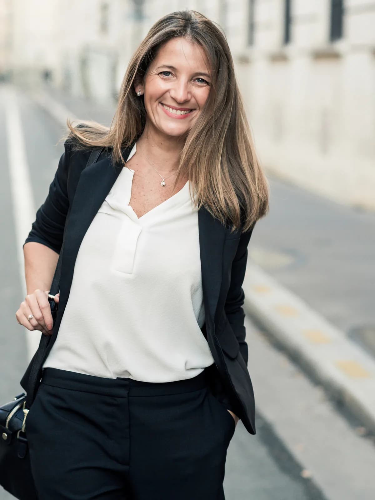 Lynda Cima dans une rue de Paris
